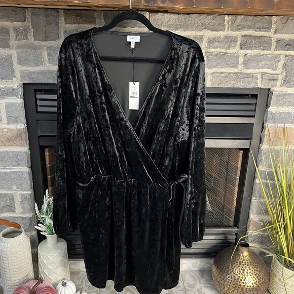 The Get Velour Wrap Dress - Picture 3 of 7